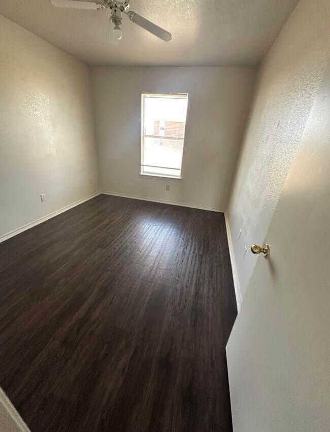 Building Photo - AVAILABLE NOW!!! ACCEPTING SECTION 8