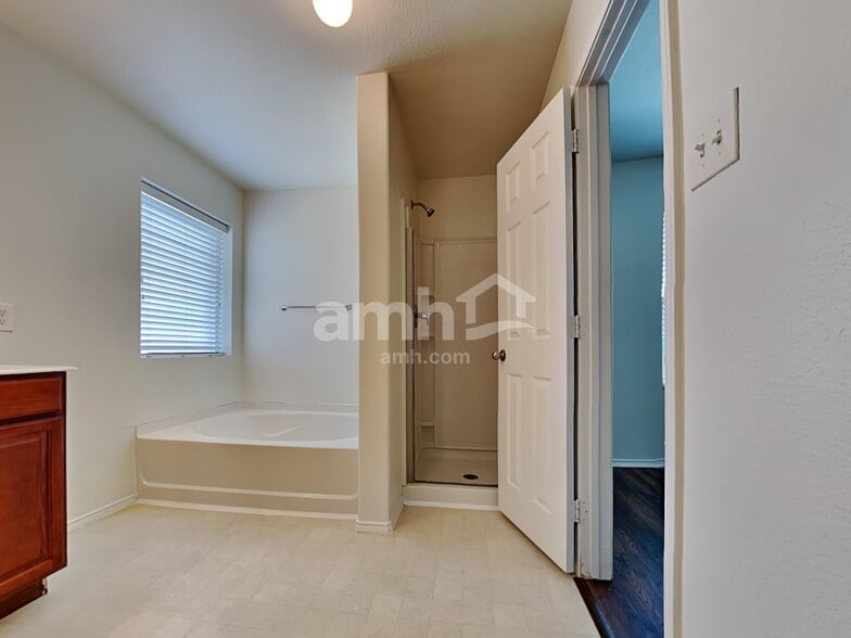 Building Photo - 700 Locustberry Dr