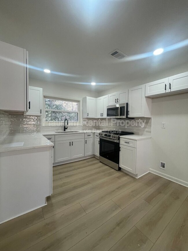 Building Photo - 1245 Shore Dr SW