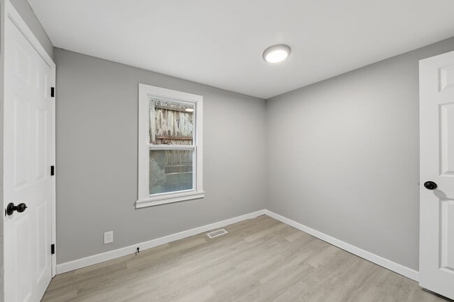 Building Photo - 228 E Siebenthaler Ave