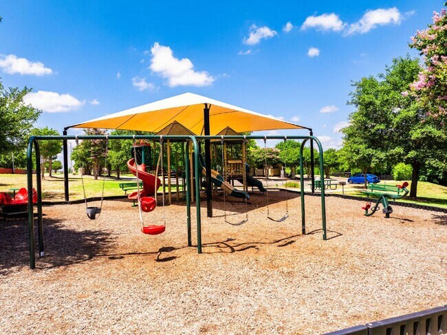 Building Photo - 2 WEEKS FREE RENT w/ 12 Month Lease!!!!!