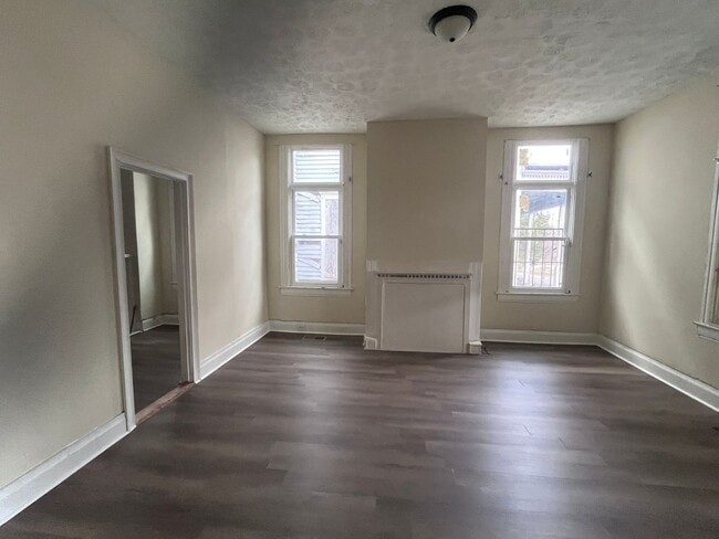 Building Photo - 4 Bedrooms!!