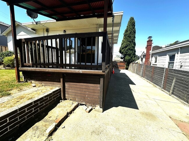 Building Photo - 3 + Beds 2 Baths Home With Large Yard /Was...