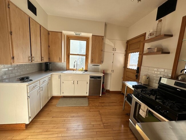 Building Photo - Fully Furnished 3 Bedroom Historic Home in Minneapolis