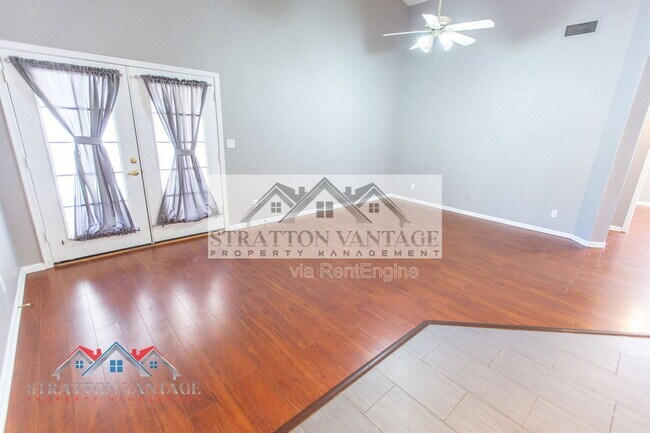 Building Photo - 1015 E Brentrup Dr