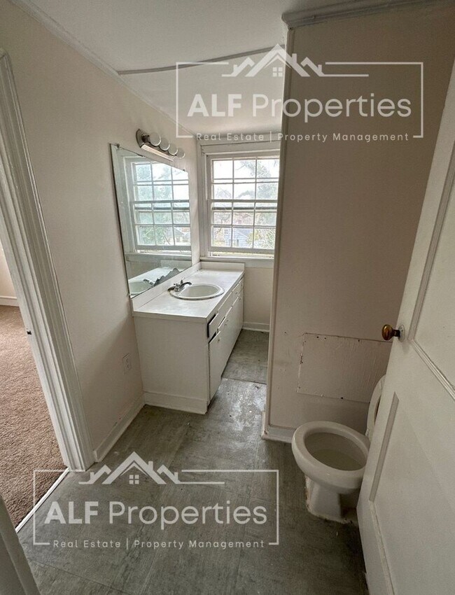 Building Photo - 3BR/2BA | Two Stories | Large Living Room & Dining Room