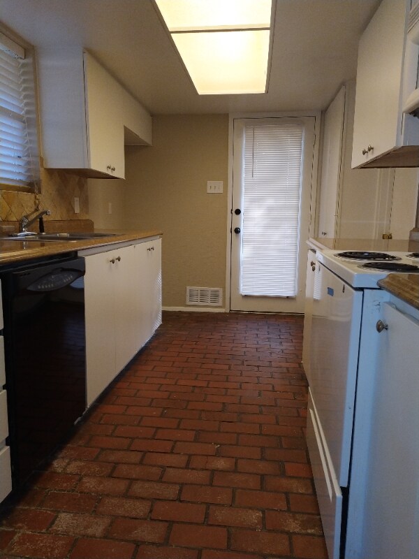 Building Photo - 7618 Village Trail Dr