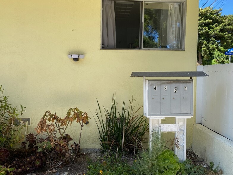 Mailbox - 2036 6th St