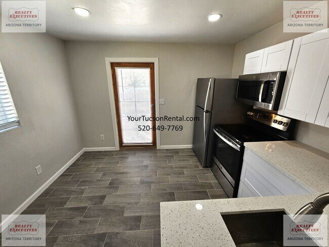 Building Photo - 2940 W Calle Canario