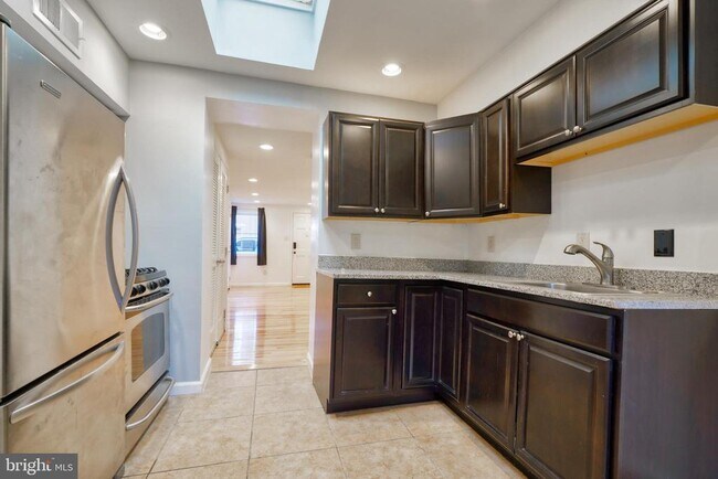 Building Photo - 1029 Booth St