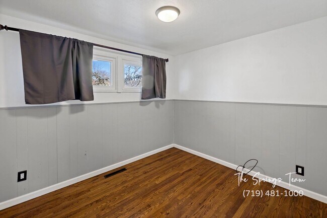 Building Photo - CUTE 3BD RANCHER WITH CHARACTER IN CENTRAL COLORADO SPRINGS - Security Deposit Waiver Available