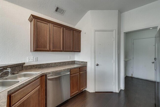 Building Photo - 1618 Sabine Dr
