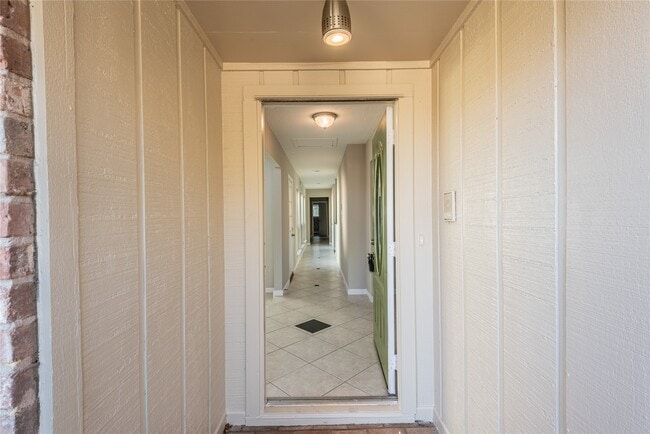 Building Photo - 4418 Lost Spring Dr