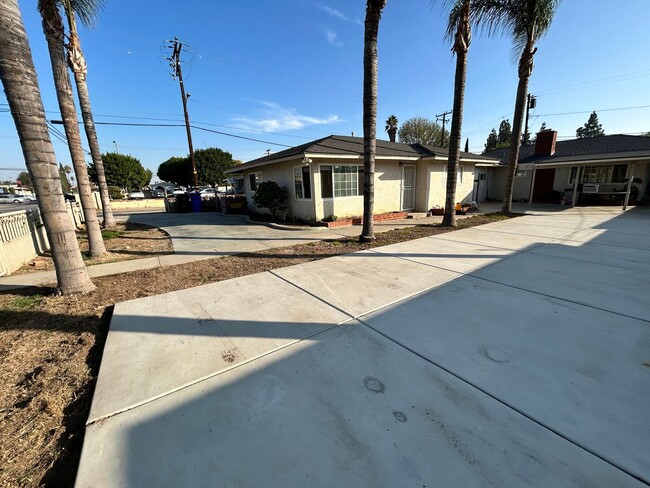 Building Photo - Fully Remodeled Front Duplex in a Prime Lo...