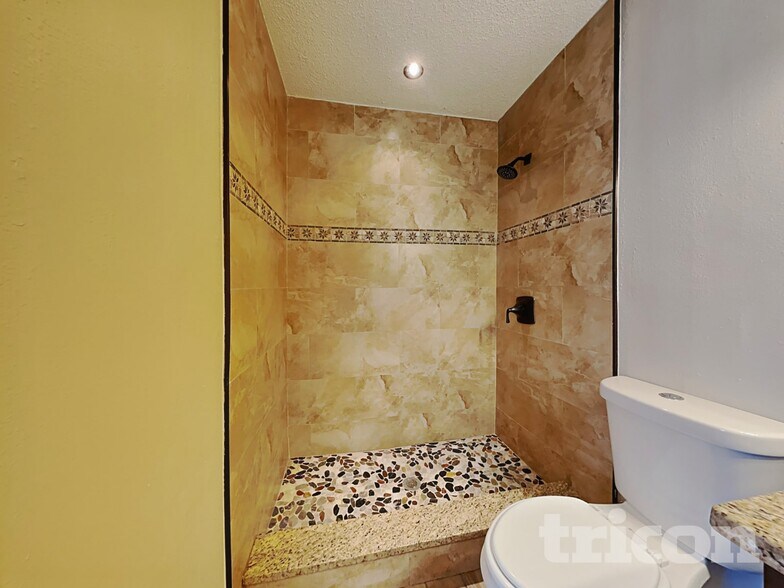 Building Photo - 1237 Edgerton Dr