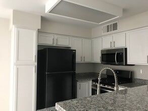 Building Photo - Beautiful 2 bedroom 2 bath upstairs condo