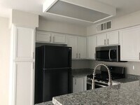 Building Photo - Beautiful 2 bedroom 2 bath upstairs condo