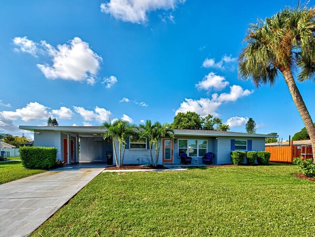 Building Photo - Seasonal Rental Near Venice – Pet-Friendly...
