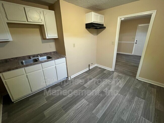 Building Photo - 163 W McKellar Ave