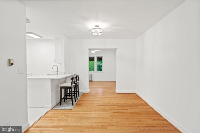 Building Photo - 16 E Linden St