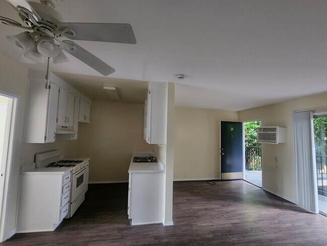 Building Photo - 12745 Vanowen St