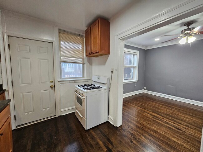 Building Photo - 6543 N Francisco Ave