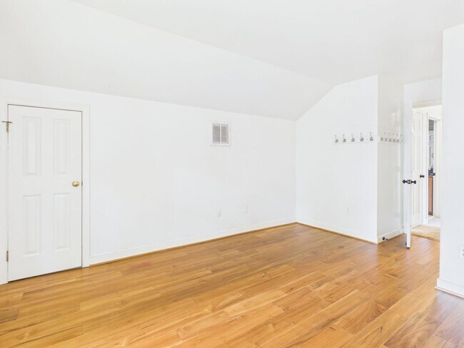 Building Photo - 6118 Walnut Landing Way