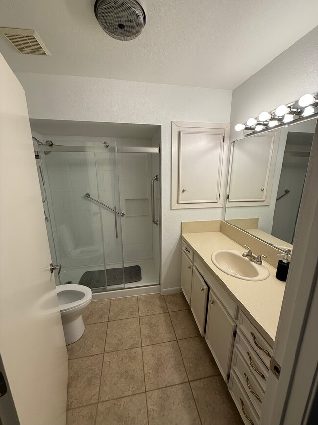 Building Photo - 2420 Pinehurst Ln