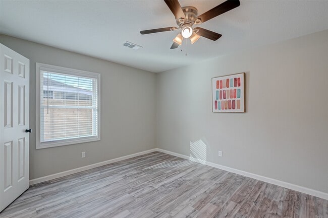 Building Photo - 1914 Lynnview Dr