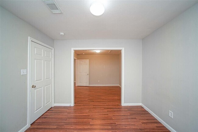 Building Photo - 1 Lake Forest Ct