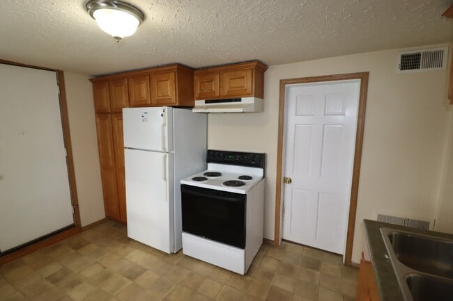 Building Photo - Large 2-Bed Upper Duplex