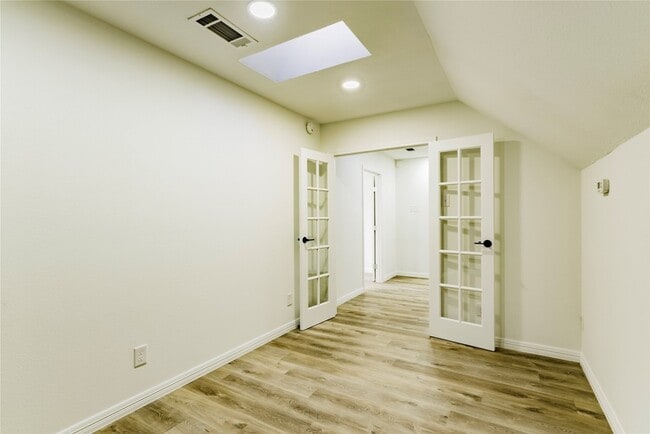 Building Photo - 1306 Lakeside Dr