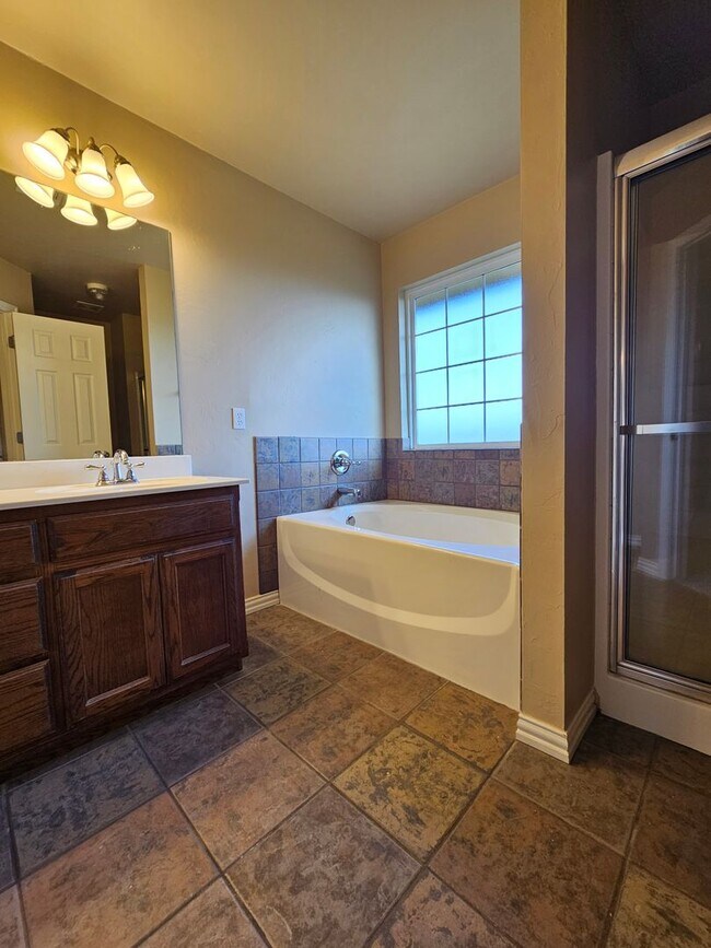 Building Photo - (3) Bed/(2) Bath in Tecumseh Ridge Avail Now!