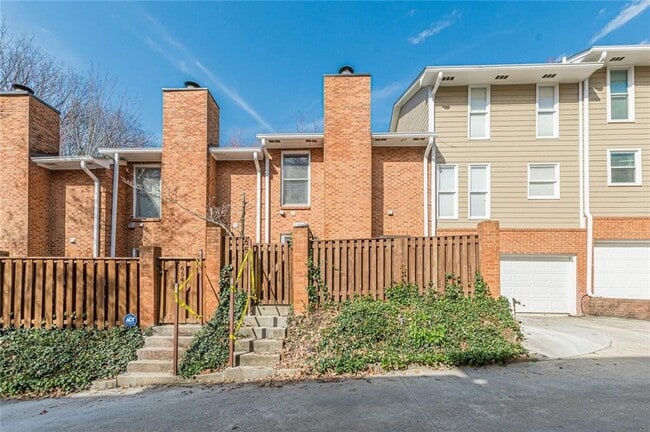 Building Photo - 656 Park Village Dr NE