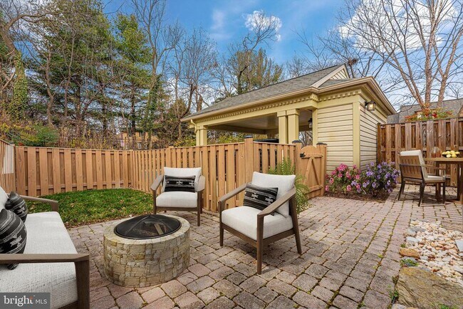 Building Photo - 910 McLendon Dr