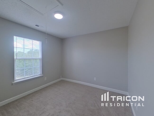 Building Photo - 2045 Sunset Village Dr