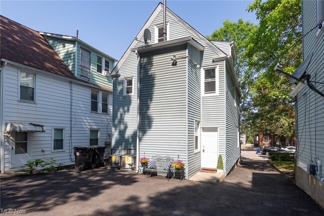 Building Photo - 2057 Fairview