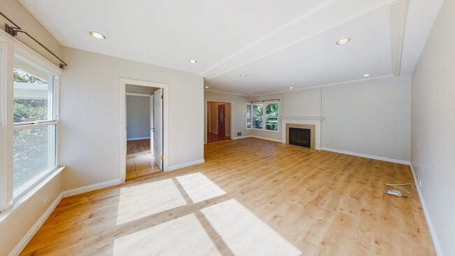 Building Photo - *** Gorgeous 4 bed 3 bath Single Family Ho...