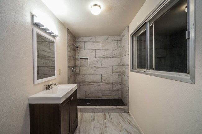 Building Photo - Exceptional 6-Bedroom Residence Near ASU with Garage & Modern Conveniences