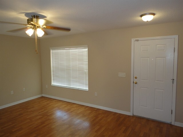 Building Photo - 10332 Summerview Cir