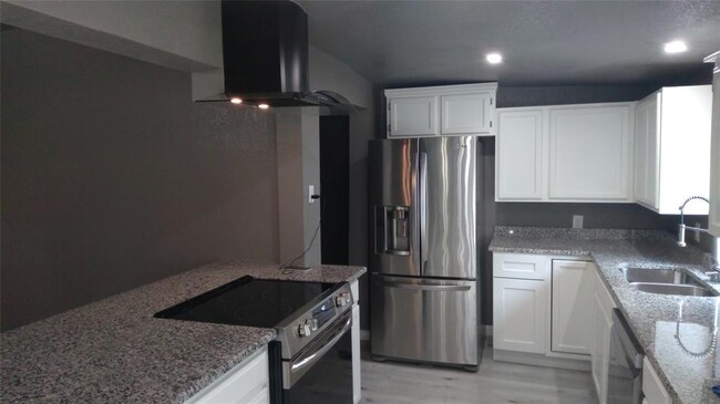 Building Photo - 7366 Meadowbrook Dr