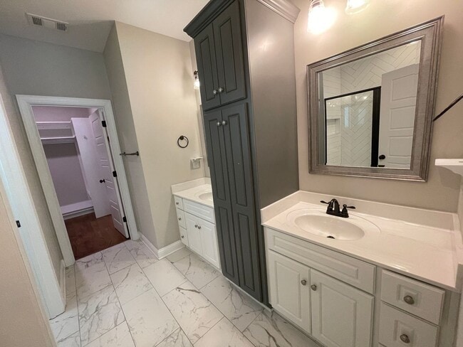 Building Photo - Amazing 5 Bedroom Craftsman-Style Home in Martinez!