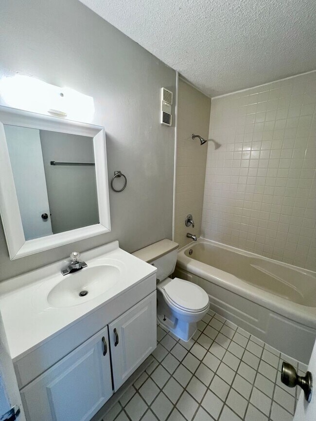 Building Photo - Available Summer 2026 2 BD / 1 BA Condo Walking Distance to FSU!