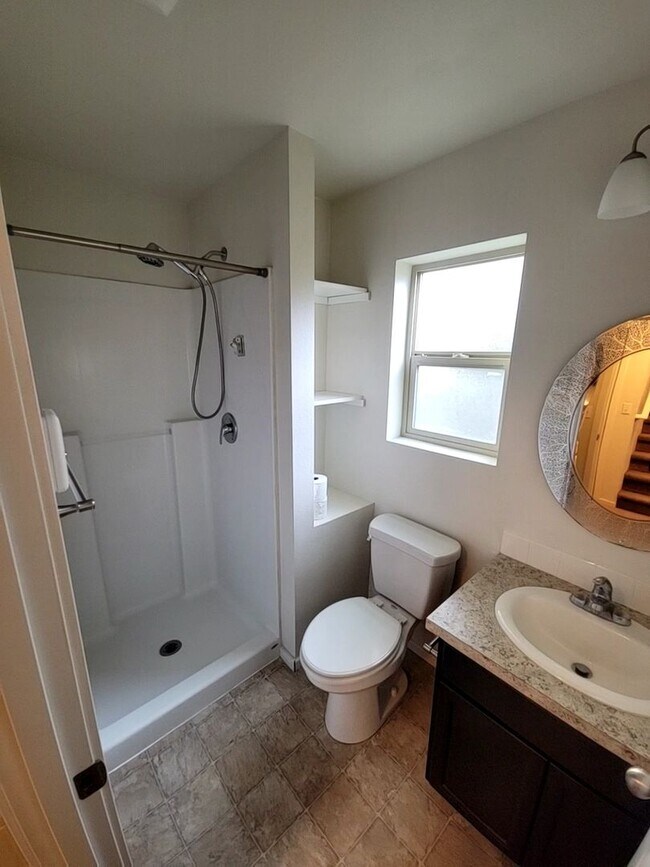 Building Photo - Large 4 Bed Split, Available Now! Pets Okay!