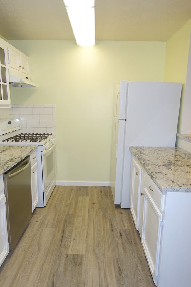 Building Photo - Updated Condo in Park-Like Setting