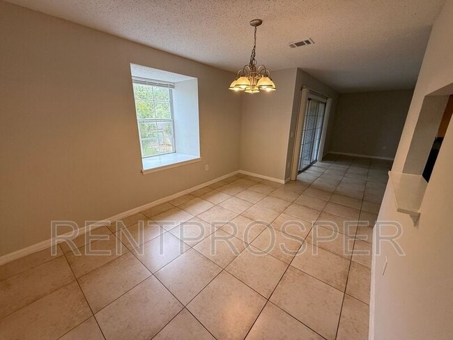 Building Photo - 4031 Versailles Dr