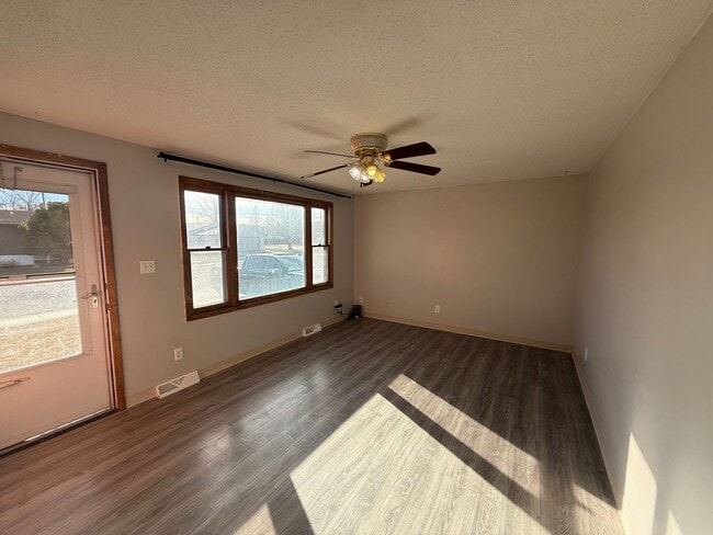 Building Photo - Two bedroom, One and half bathroom house! Pet friendly!