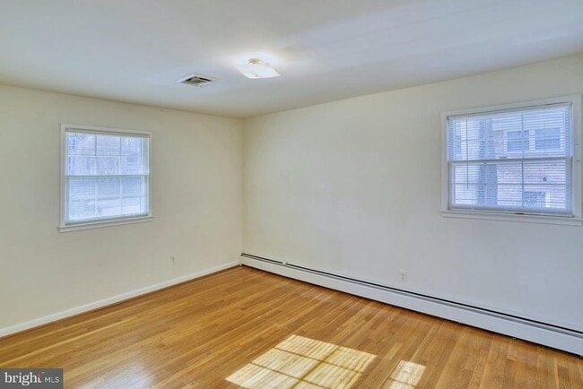 Building Photo - 4925 Tunlaw St