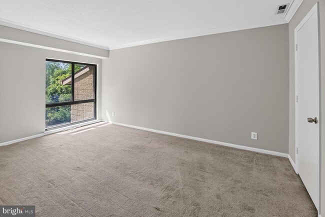Building Photo - 5915 Tamar Dr