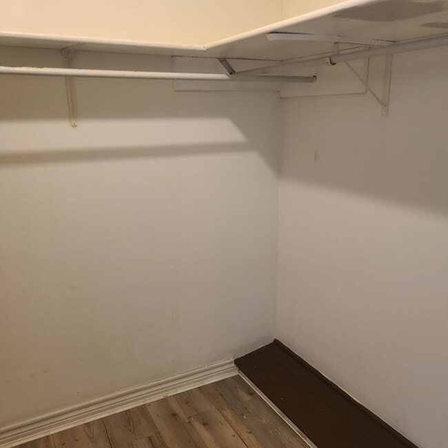 Building Photo - Spacious 2 BR/2.5 bath townhome near the Medical Center w/a fenced in yard!